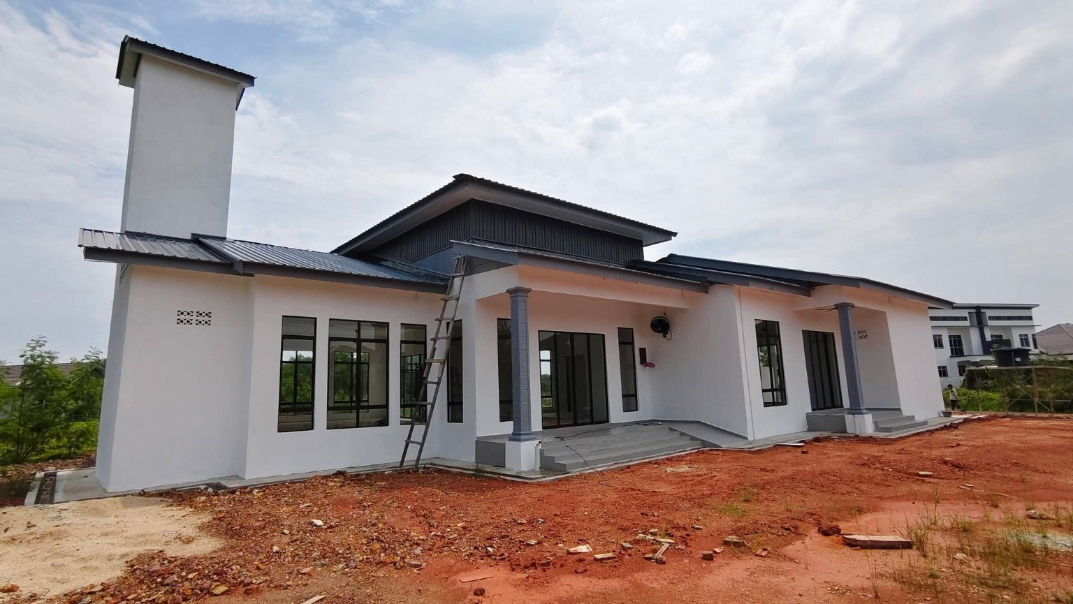 Pandangan sisi rumah di tapak pembinaan